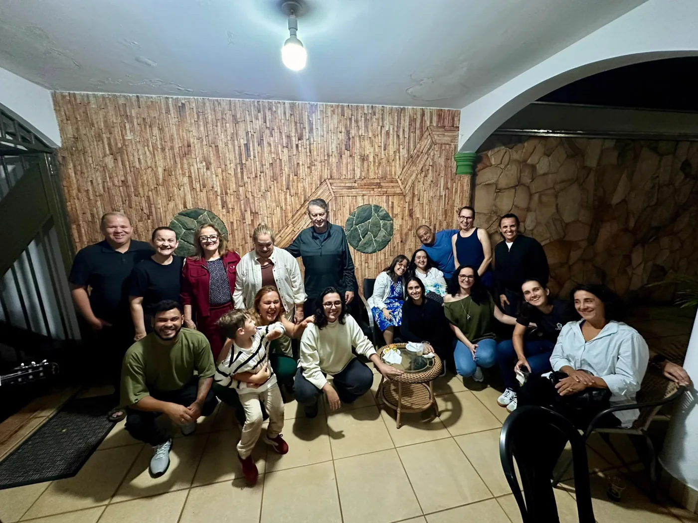 Grupo reunido em uma comemoração da Sher